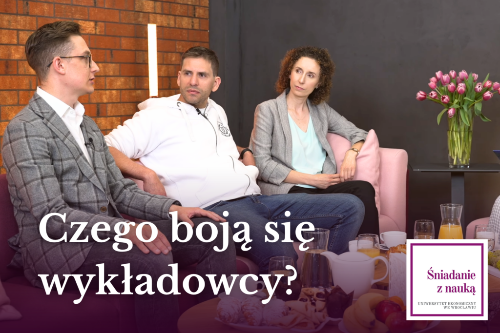 grupa ludzi siedzących na kanapie w studio. Napis na grafice: zakazane pytania: czego boją się wykładowcy? program uew: śniadanie z nauką