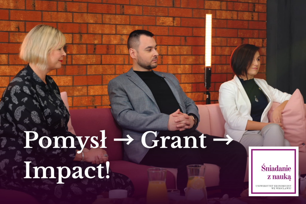 Wsparcie badań. Na kanapie przy śniadaniowym stole siedzą dwie kobiety i mężczyzna. Rozmawiają. Napis Pomysł - grant - Impact! W prawym dolnym rogu logo cyklu Śniadanie z Nauką