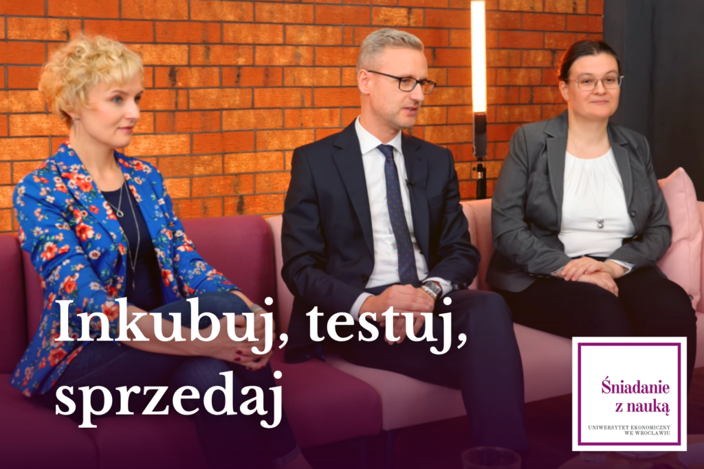 Nauka i komercjalizacja. Na kanapie siedzą trzy osoby i rozmawiają przy stole śniadaniowym. Napis: Inkubuj, testuj, sprzedaj. W rogu logo cyklu Śniadanie z nauką