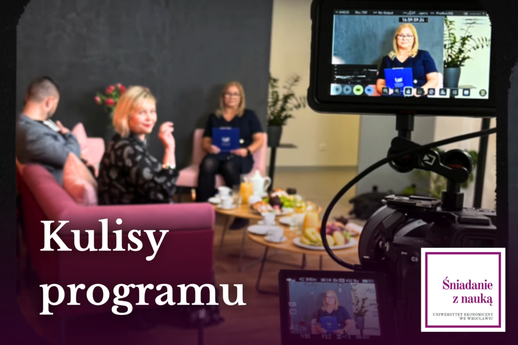 kulisy programu. Na pierwszym planie kamera. Na ekranie kamery widać kobiecą postać. W tle plan filmowy