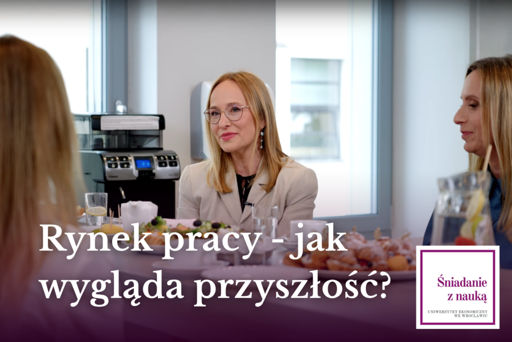 Kompetencje przyszłości w opinii naszych Badaczek. Przy śniadaniowym stole siedzą trzy kobiety i rozmawiają. Napis: Rynek pracy - jak wygląda przyszłość? W rogu logo cyklu Śniadanie z Nauką