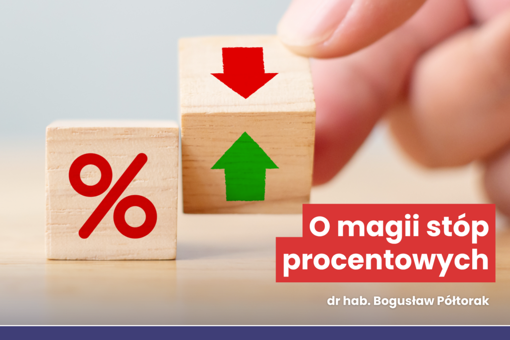 Magia stóp procentowych. Napis: O magii stóp procentowych dr hab. Bogusław Nowotarski. W tle zdjęcie dwóch drewnianych kostek z namalowanymi: znakiem procentów oraz strzałkami zieloną do góry i czerwoną do dołu