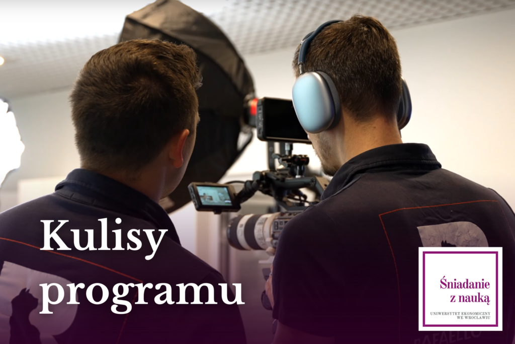 kulisy programu. Plan filmowy. Tyłem stoją dwa j kamerzyści patrzący w ekran kamery