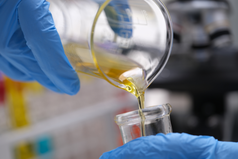 Adsorpcja Olejów Niszowych. Badania laboratoryjne. Do menzurki przelewany jest olej jadalny do badania