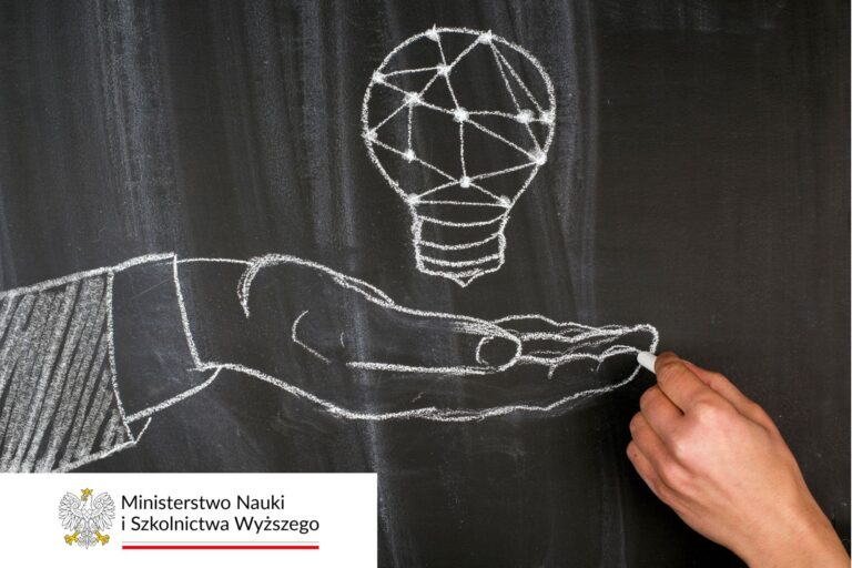 program doskonała nauka. Na tablicy narysowana kredą dłoń podająca żarówkę - symbol wiedzy