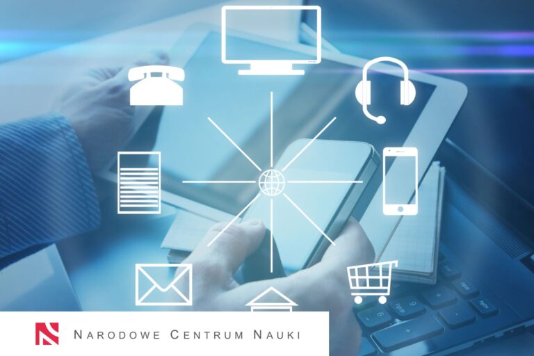 integracja kanałów marketingowych. Chmura ikon związanych z marketingiem. W tle telefon i tablet