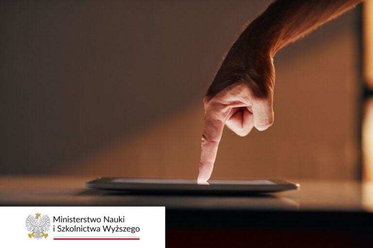 palec wskazujący na tablet