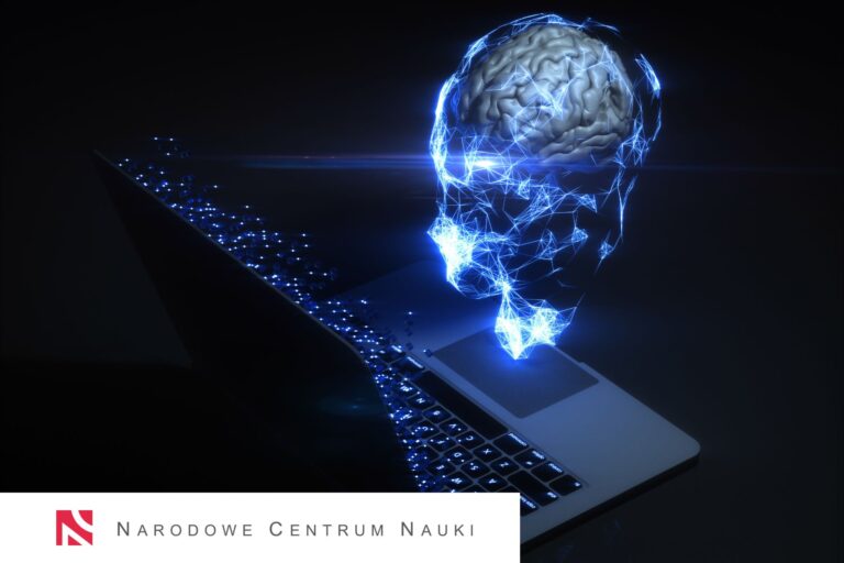 Efektywność i produktywność. Ciemne tło. otwarty laptop. Naprzeciwko komputerowo wykonana głowa człowieka z ludzkim mózgiem symbolizująca uczenie maszynowe