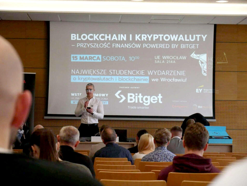 Zdjęcie z konferencji Blockchain i kryptowaluty. Jeden z ekspertów mówi o przyszłości finansów przed publicznością
