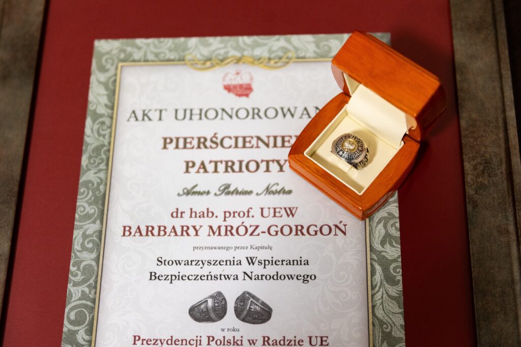 Pierścień i dyplom Stulecia Niepodległości RP dla prof. Barbara Mróz-Gorgoń