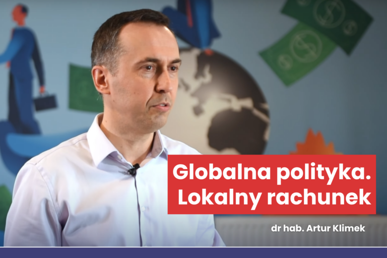 Wojna handlowa a gospodarka. Zdjęcie Artura Klimka oraz napis: Globalna polityka. Lokalny rachunek. dr hab. Artur Klimek
