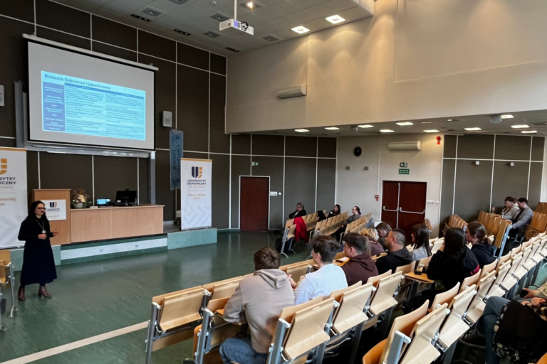 Wpływ kryzysu na funkcjonowanie przedsiębiorstw na pograniczu polsko-czeskim” – inicjatywę finansowaną z Funduszu Małych Projektów Euroregionu Nysa w ramach programu Interreg Czechy–Polska 2021–2027