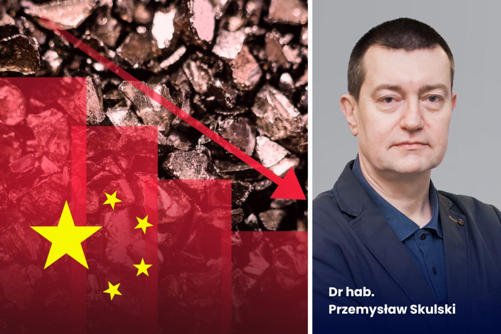 Cały obraz podzielony na dwie części. Po prawej zdjęcie autora tekstu oraz podpis Dr hab. Przemysław Skulski. Po lewej stronie flaga Chin na tle metali ziem rzadkich