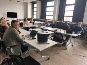 Spotkanie uczestników projektu nextlogic uczesnicy w sali warsztatowej
