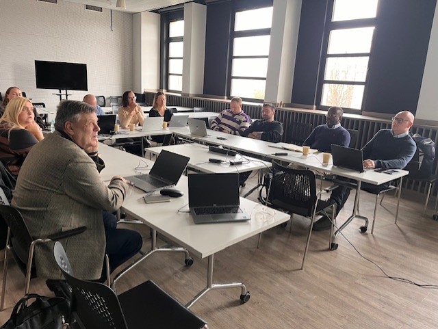 Spotkanie uczestników projektu nextlogic uczesnicy w sali warsztatowej