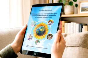 Kobieta trzyma tablet a na nim okładka książki "Wielowymiarowa ocena jakości życia osób starszych w krajach Unii Europejskiej na podstawie badania EU-SILC"