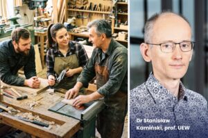 po prawo na zdjęciu Stanisław Kamiński. Po lewo na zdjęciu trzy osoby w warsztacie stolarskim uczą się, pracują i rozmawiają.