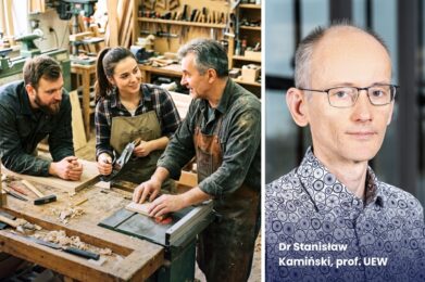 po prawo na zdjęciu Stanisław Kamiński. Po lewo na zdjęciu trzy osoby w warsztacie stolarskim uczą się, pracują i rozmawiają.
