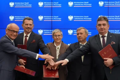 Na zdjęciu rektorzy wrocławskich uczelni: Uniwersytetu Medycznego we Wrocławiu, Akademii Wychowania Fizycznego we Wrocławiu, Uniwersytetu Ekonomicznego we Wrocławiu i Uniwersytetu Przyrodniczego we Wrocławiu oraz Maria Mrówczyńska, podsekretarz stanu w MNiSW. Fot. MNiSW