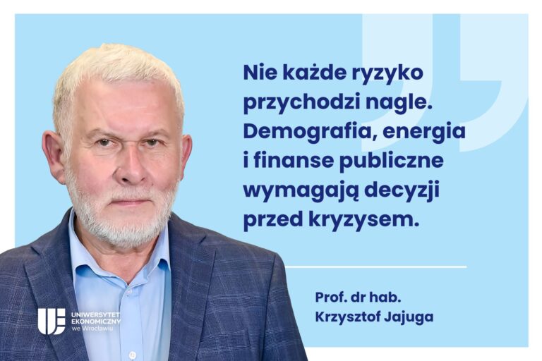 grafika z tekstem: Nie każde ryzyko przychodzi nagle. Demografia, energia i finanse publiczne wymagają decyzji przed kryzysem. Po lewej stronie Krzysztof Jajuga