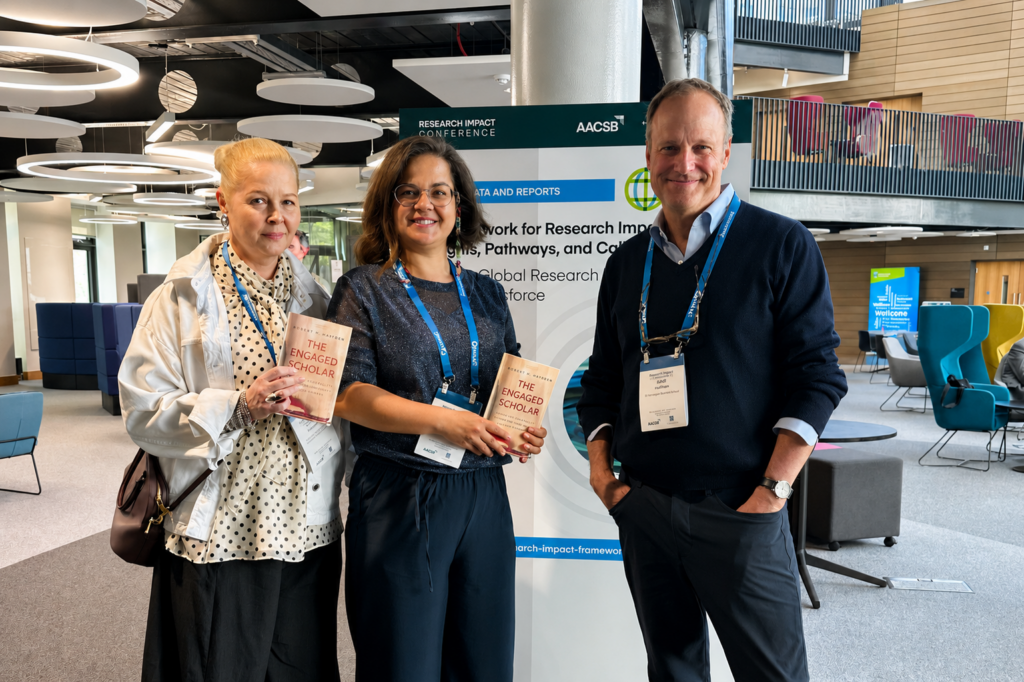 Spotkanie z prof. Andrew J. Hoffmanem (University of Michigan), autorem keynote'u otwierającego Research Impact Conference (AACSB + Academy of Management) w Dublinie. Reprezentantki Uniwersytetu Ekonomicznego we Wrocławiu, Justyna Morawska-Płoskonka i Agnieszka Dramińska, z egzemplarzem jego książki „The Engaged Scholar. Expanding the Impact of Academic Research in Today's World".
