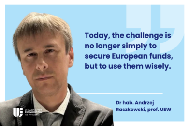 Decorative image. On the left, a photo of A. Raszkowski and the caption: Dr. hab. Andrzej Raszkowski, Prof. UEW. On the left side, a quote from the article.