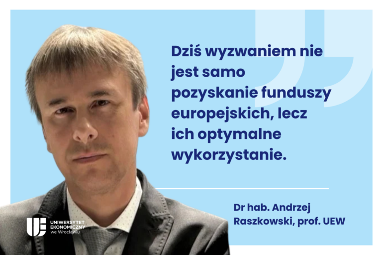 Obrazek dekoracyjny. Po lewej zdjęcie A. Raszkowskiego i podpis Dr hab. Andrzej Raszkowski, prof. UEW. Po lewej stronie cytat z artykułu: Dziś wyzwaniem nie jest samo pozyskanie funduszy europejskich, lecz ich optymalne wykorzystanie. Całość na jasno niebieskim tle