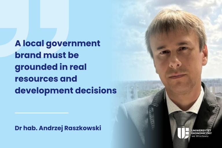 Obrazek dekoracyjny. Po prawej stronie zdjęcie dr hab. Andrzeja Raszkowskiego. Po lewej stronie cytat z z artykułu: A local government brand must be grounded in real resources and development decisions