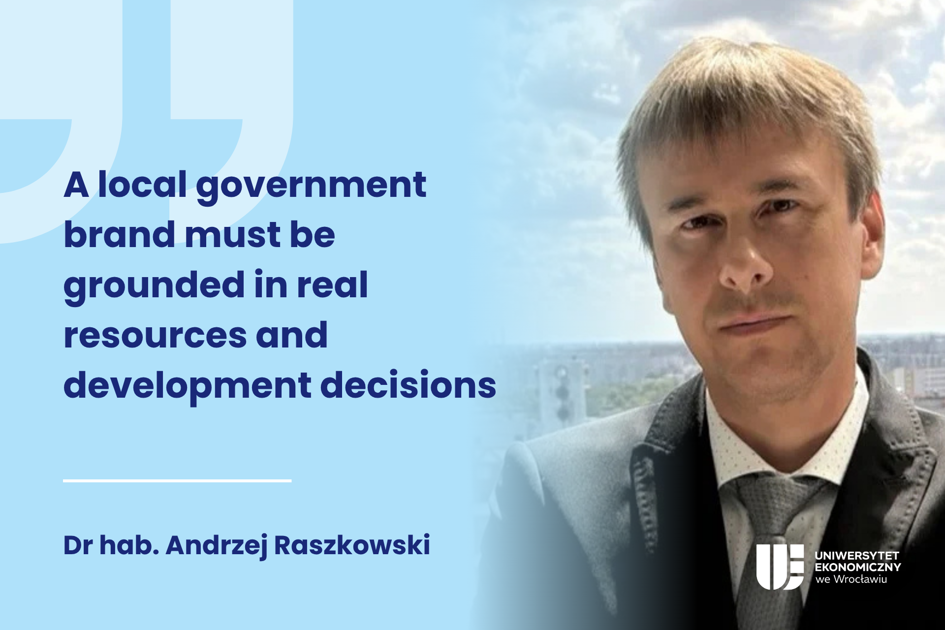 Obrazek dekoracyjny. Po prawej stronie zdjęcie dr hab. Andrzeja Raszkowskiego. Po lewej stronie cytat z z artykułu: A local government brand must be grounded in real resources and development decisions