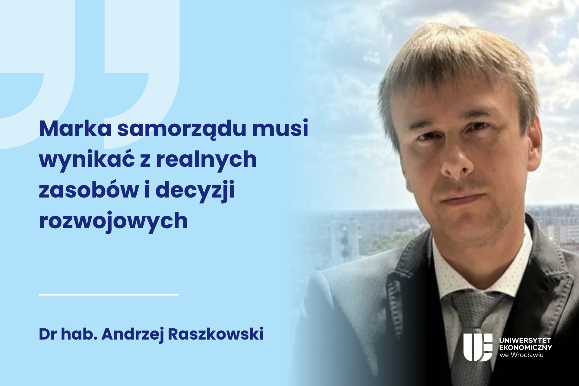 Obrazek dekoracyjny. Po prawej stronie zdjęcie dr hab. Andrzeja Raszkowskiego. Po lewej stronie cytat z z artykułu: Marka samorządu musi wynikać z realnych zasobów i decyzji rozwojowych