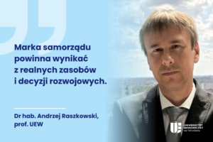 Obrazek dekoracyjny. Po prawej stronie zdjęcie dr hab. Andrzeja Raszkowskiego. Po lewej stronie cytat z artykułu: Marka samorządu musi wynikać z realnych zasobów i decyzji rozwojowych