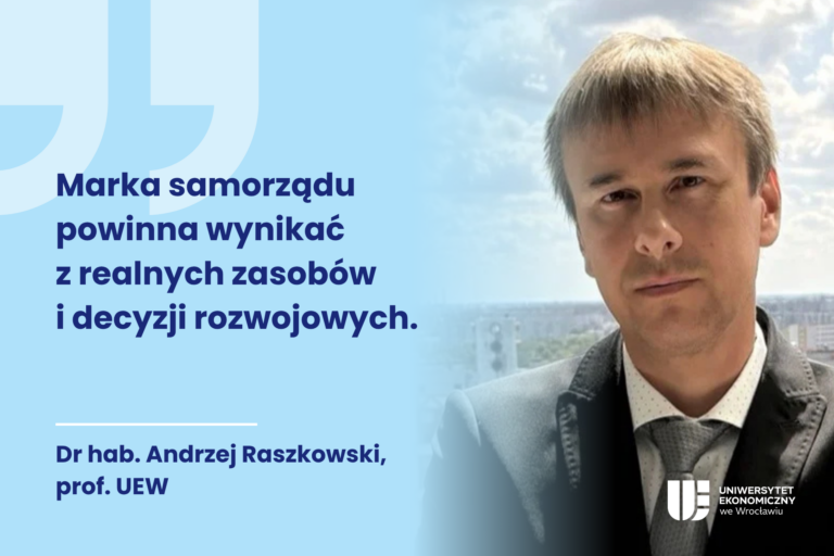 Obrazek dekoracyjny. Po prawej stronie zdjęcie dr hab. Andrzeja Raszkowskiego. Po lewej stronie cytat z artykułu: Marka samorządu musi wynikać z realnych zasobów i decyzji rozwojowych