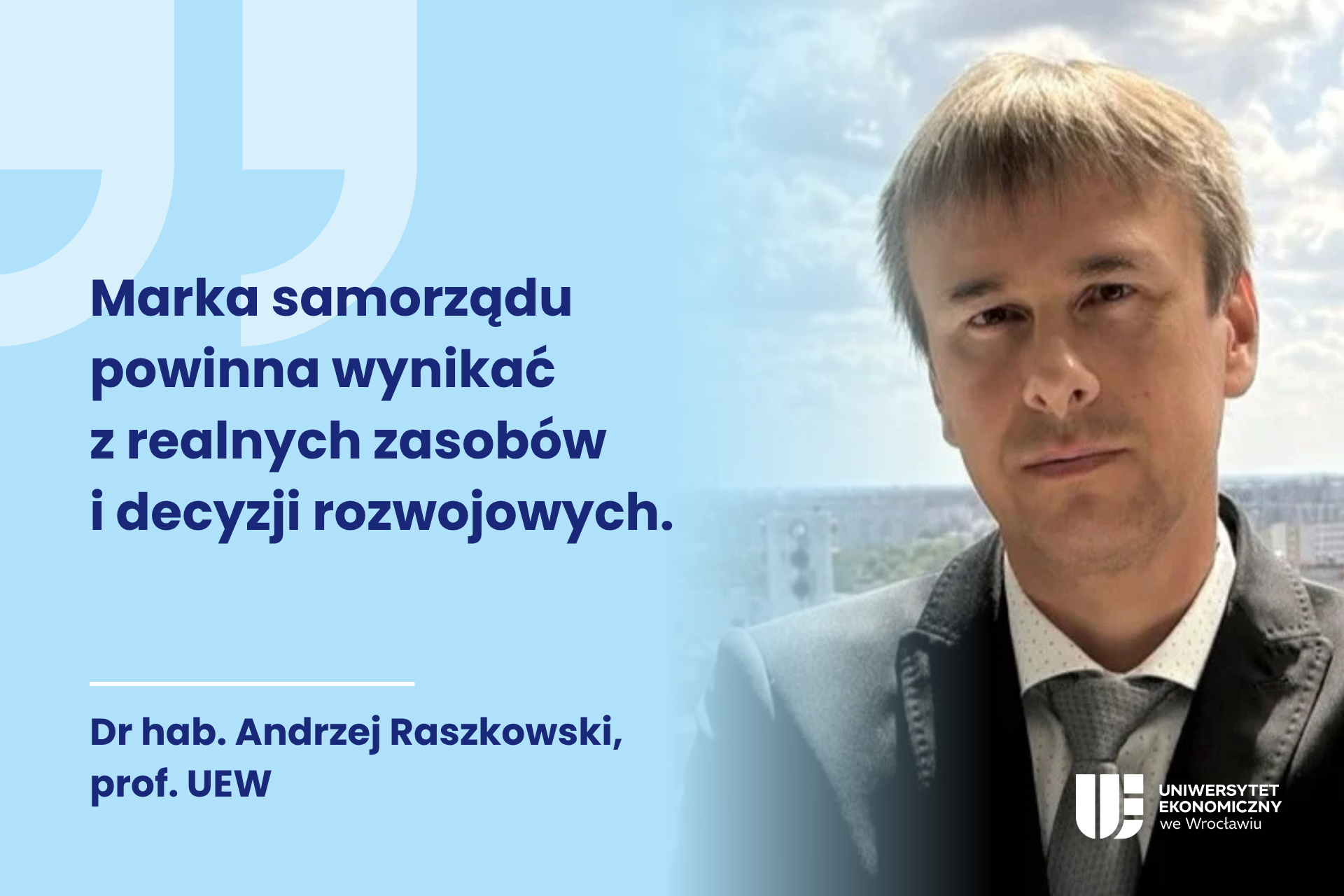 Obrazek dekoracyjny. Po prawej stronie zdjęcie dr hab. Andrzeja Raszkowskiego. Po lewej stronie cytat z artykułu: Marka samorządu musi wynikać z realnych zasobów i decyzji rozwojowych