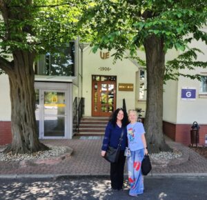 Zdjęcie z wizyty, Diana Bogueva i Agnieszka Orkusz na tle rektoratu UEW