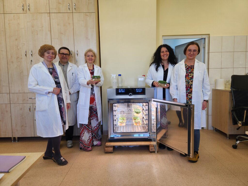Zdjęcie z wizyty. Pięć kobiet w laboratorium