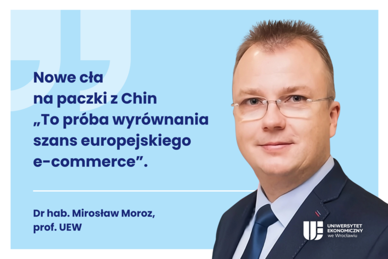 Obrazek dekoracyjny. Po lewej stronie napisy: Nowe cła na paczki z Chin „To próba wyrównania szans europejskiego e-commerce”. Dr hab. Mirosław Moroz, prof. UEW. Po prawej stronie zdjęcie Mirosława Moroza.