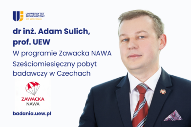 Obrazek dekoracyjny. Z lewej strony na górze logo UEW, na dole logo Zawacka NAWA oraz napisy: dr inż. Adam Sulich, prof. UEW. W programie Zawacka NAWA. Sześciomiesięczny pobyt w Czechach. Z prawej strony zdjęcie Adama Sulicha