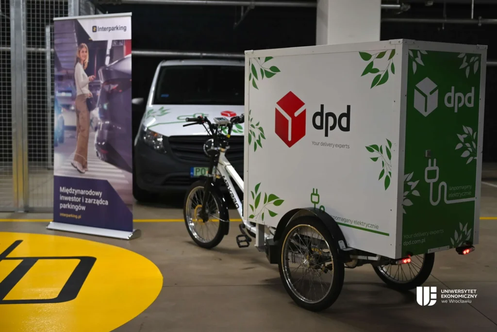 na pierwszym planie rower cargo do rozwożenia przesyłek we Wrocławiu MicroHub