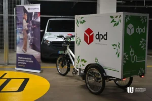 na pierwszym planie rower cargo do rozwożenia przesyłek we Wrocławiu MicroHub