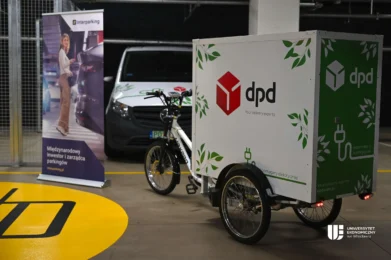 na pierwszym planie rower cargo do rozwożenia przesyłek we Wrocławiu MicroHub