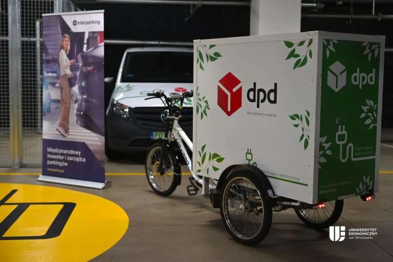 na pierwszym planie rower cargo do rozwożenia przesyłek we Wrocławiu MicroHub