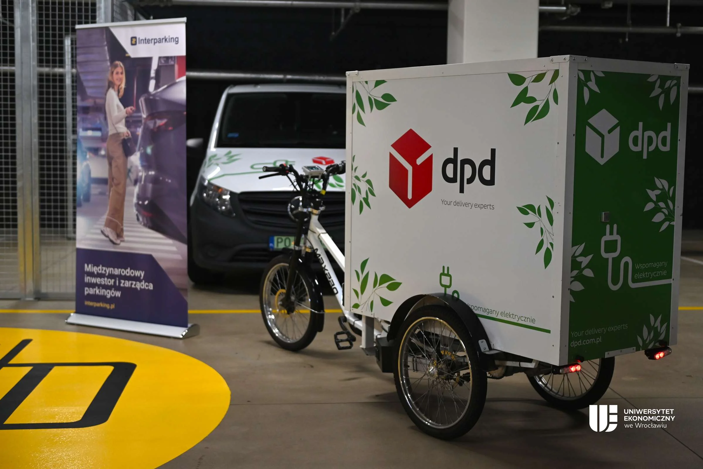 na pierwszym planie rower cargo do rozwożenia przesyłek we Wrocławiu MicroHub