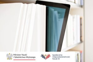 Obrazek dekoracyjny. Lekko wystający tablet wstawiony pomiędzy rozprawy doktorskie na półce. U dołu zdjęcia logo Ministra Nauki i Szkolnictwa Wyższego oraz logo Społecznej Odpowiedzialności Nauki III