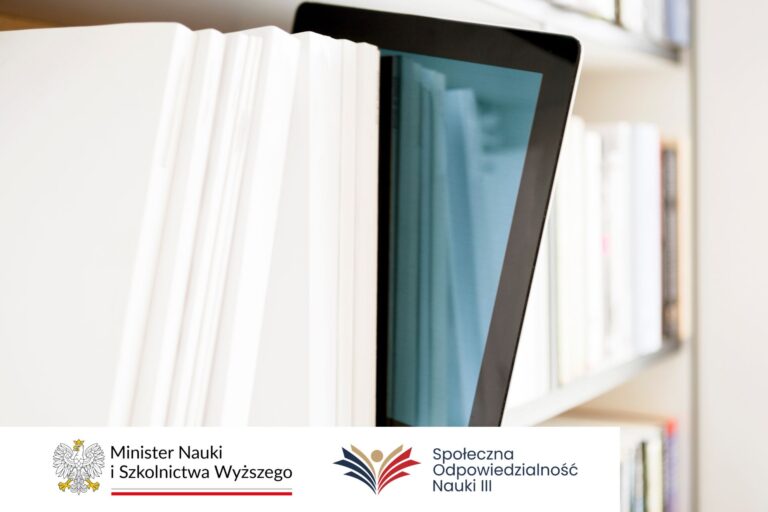 Obrazek dekoracyjny. Lekko wystający tablet wstawiony pomiędzy rozprawy doktorskie na półce. U dołu zdjęcia logo Ministra Nauki i Szkolnictwa Wyższego oraz logo Społecznej Odpowiedzialności Nauki III