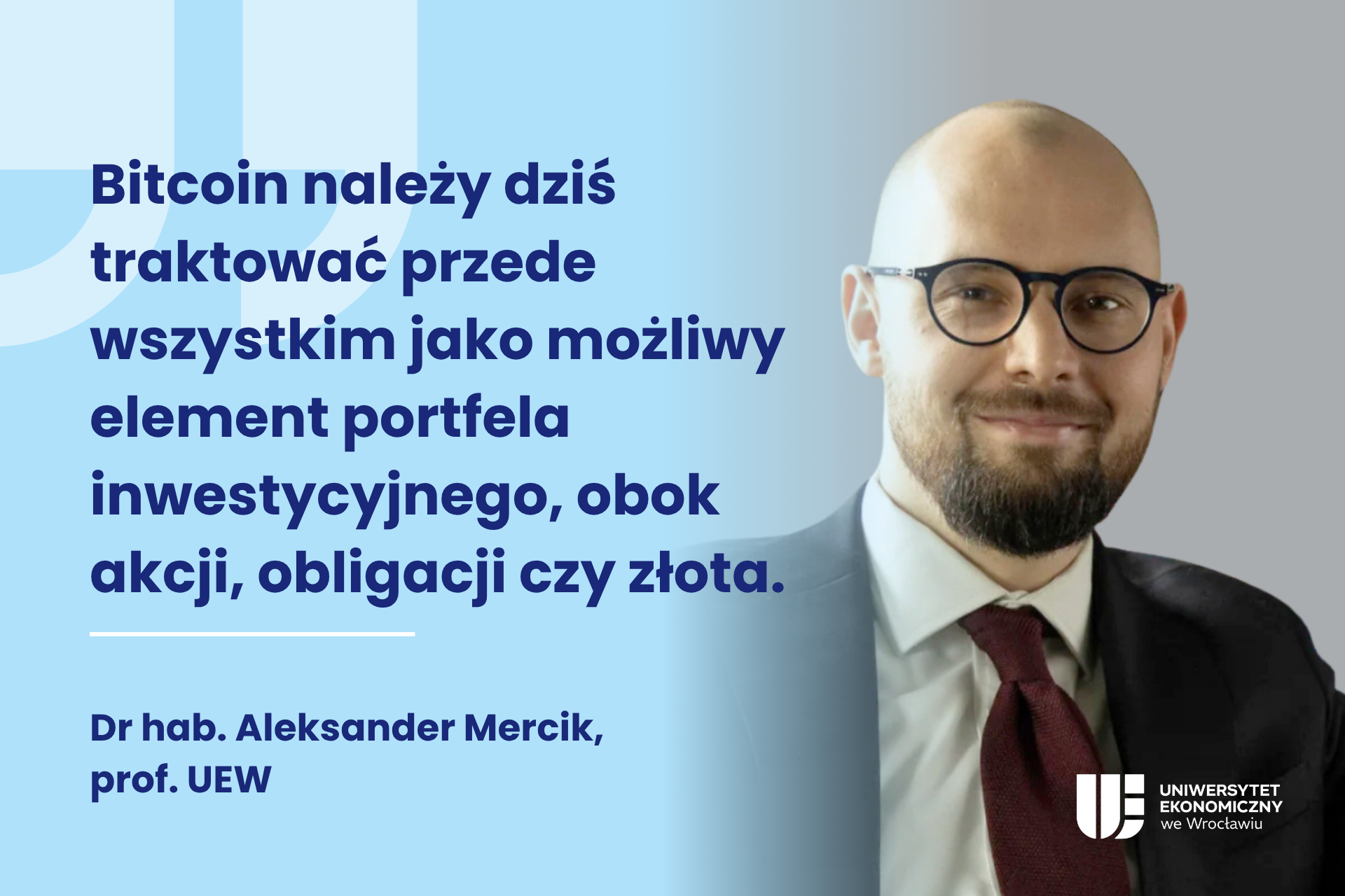 Portret dr. hab. Aleksandra Mercika, prof. UEW, obok tekstu: „Bitcoin należy dziś traktować przede wszystkim jako możliwy element portfela inwestycyjnego, obok akcji, obligacji czy złota”. W prawym dolnym rogu logo Uniwersytetu Ekonomicznego we Wrocławiu.