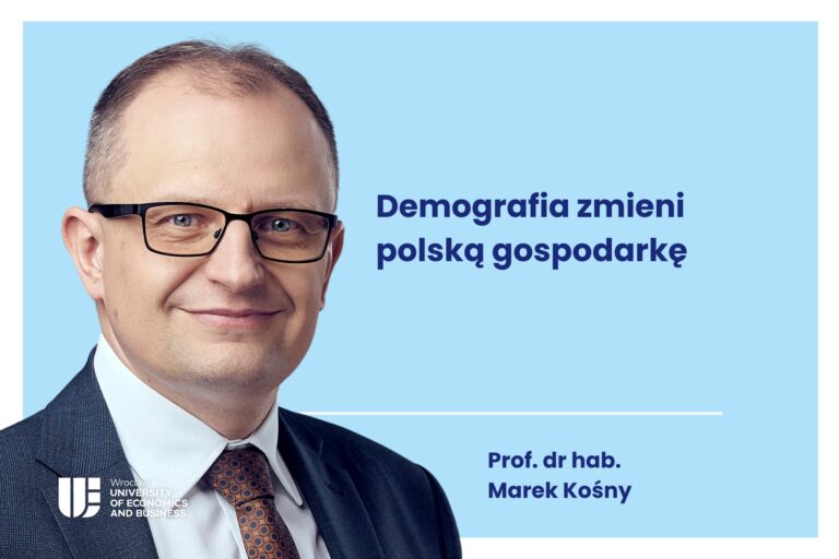 Obraz dekoracyjny. Po lewej stronie zdjęcie prof. Kośnego oraz logo UEW. Po prawej napis: Prof. Marek Kośny - Demografia zmieni polską gospodarkę. Prof. dr hab. Marek Kośny.