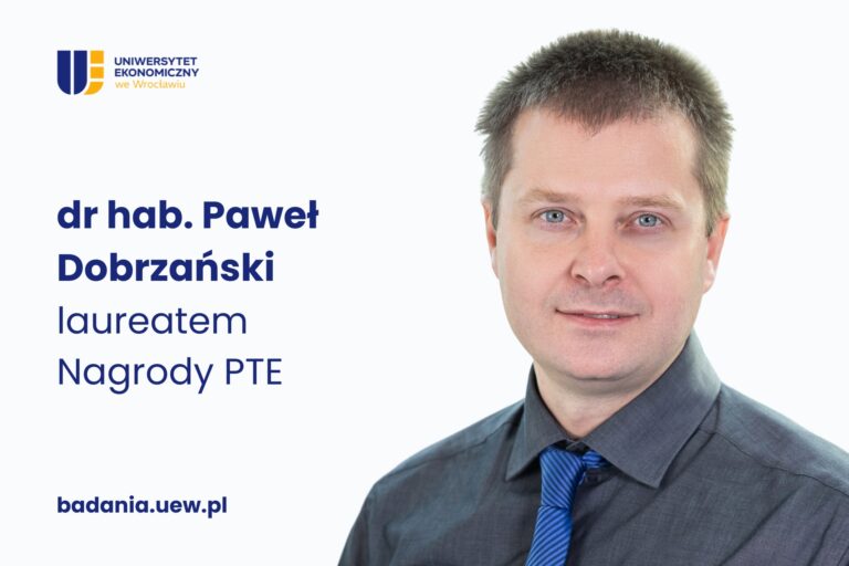 Obrazek dekoracyjny. Po prawej stronie zdjęcie Pawła Dobrzańskiego. Po lewej stronie logo UEW oraz napisy: dr hab. Paweł Dobrzański laureatem Nagrody PTE; badania.uew.pl