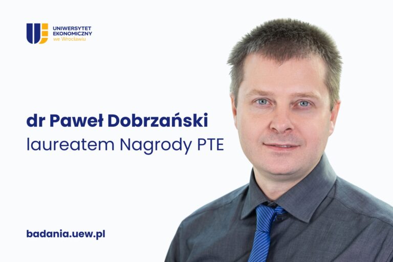 Obrazek dekoracyjny. Po prawej stronie zdjęcie Pawła Dobrzańskiego. Po lewej stronie logo UEW oraz napisy: dr Paweł Dobrzański laureatem Nagrody PTE; badania.uew.pl