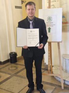 Na zdjęciu dr hab. Paweł Dobrzański z nagrodą PTE