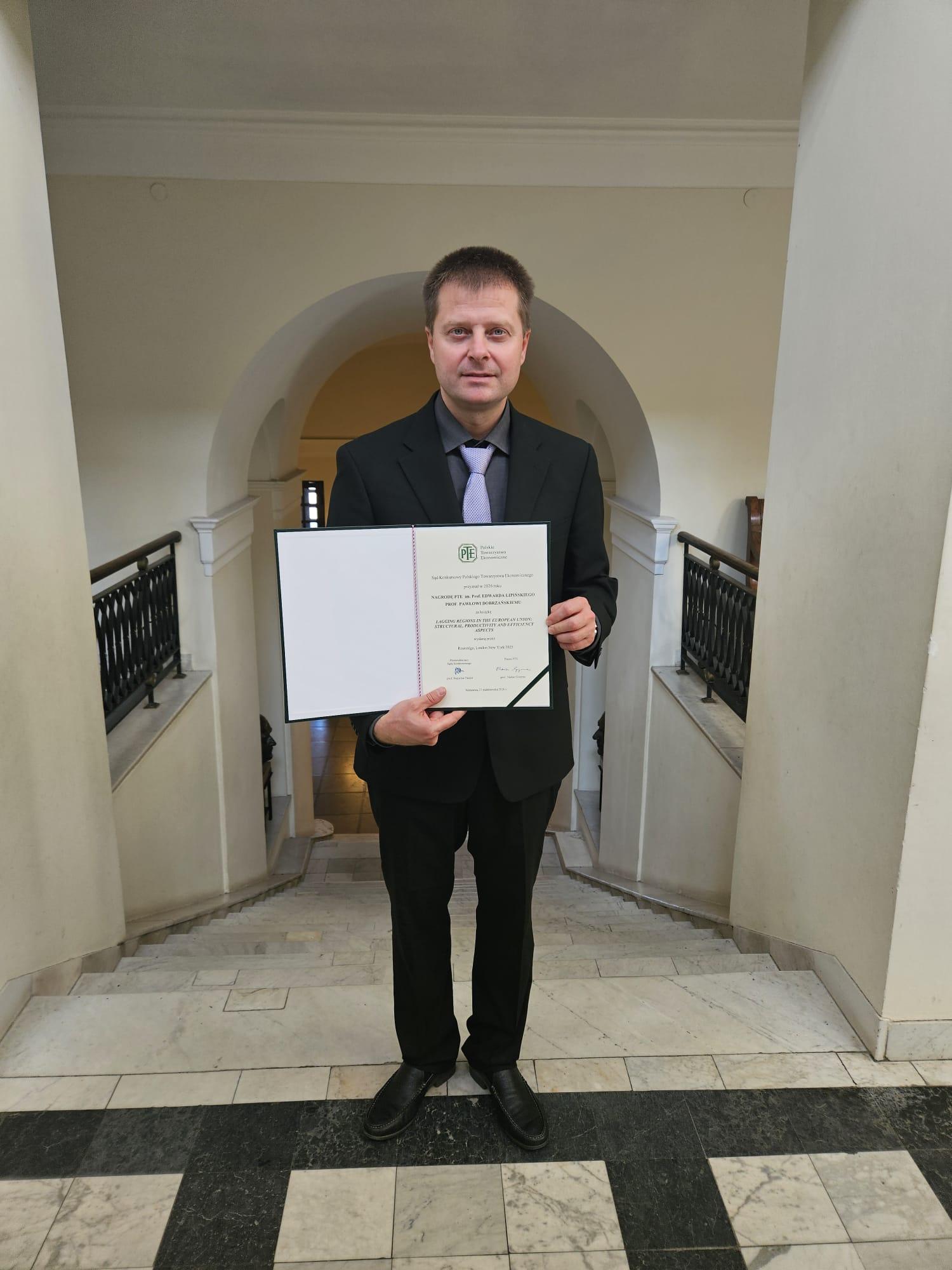 Na zdjęciu dr hab. Paweł Dobrzański z nagrodą PTE